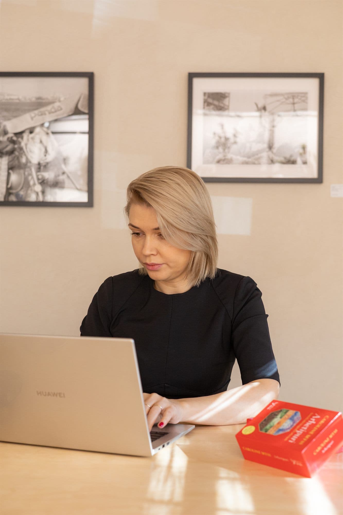 Georgia la laptop, cu un set de cărți de arhetipuri.